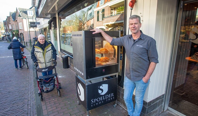 Peter Paul te Pas bij de kippengrill die al tig jaar bij Slagerij Spoelder voor de deur staat.