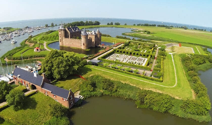<p>Het Muiderslot is onderdeel van de Nieuwe Hollandse Waterlinie.</p>