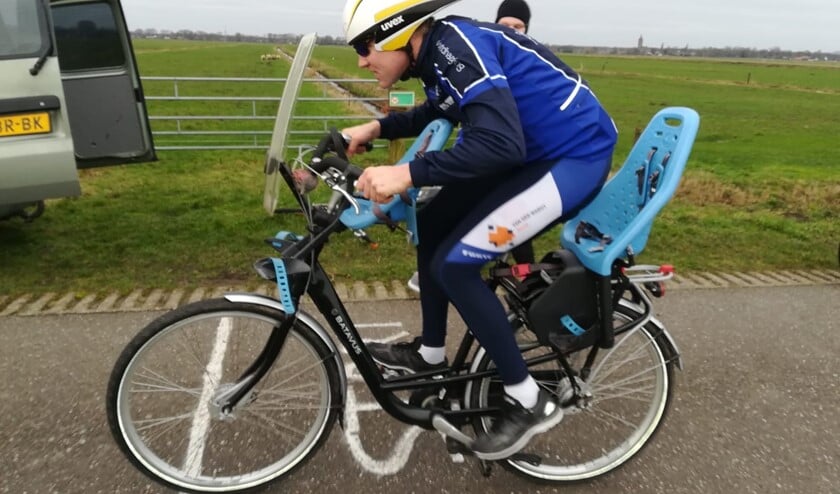 Een van de deelnemers aan het NK Tegenwindfietsen.