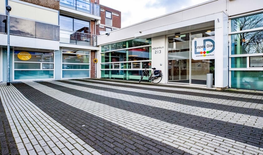 De begeleidster van Kwintes coacht op dinsdag een groep in wijkcentrum Lopes Dias.