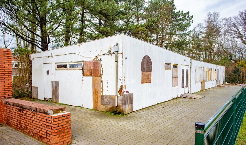 Het huidige houten materiaalhok is verre van optimale staat.