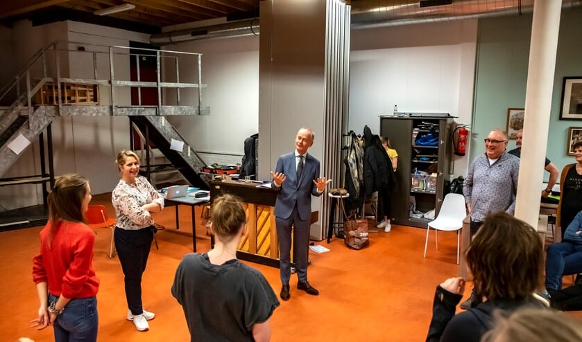 Burgemeester Niek Meijer bij de repetitie van Staccato musical theater.