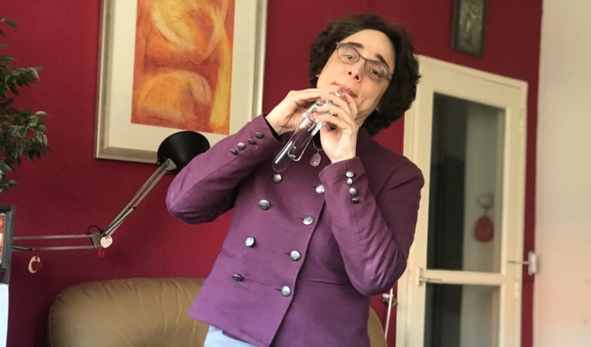 Esti Eberhart is zondag tijdens Gluren bij de Buren te zien in het huis van Karin de Groot.