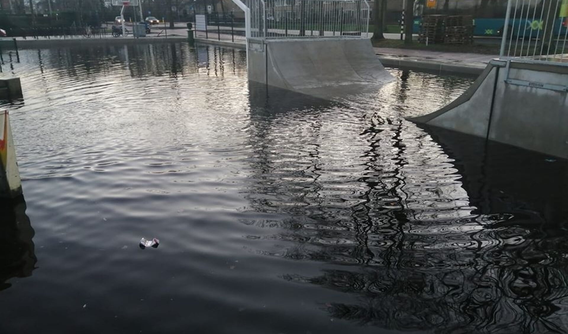 De skatebaan vangt ook het regenwater op.
