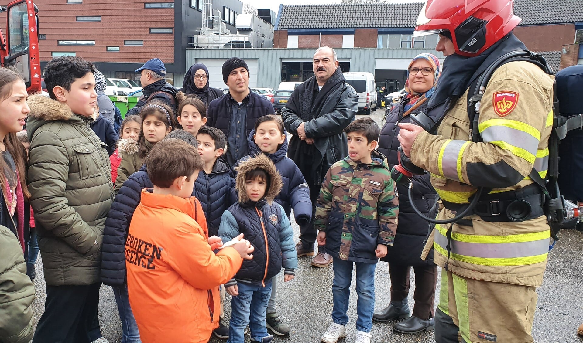 De kinderen kregen een uitgebreide uitleg van de brandweer over het werk.