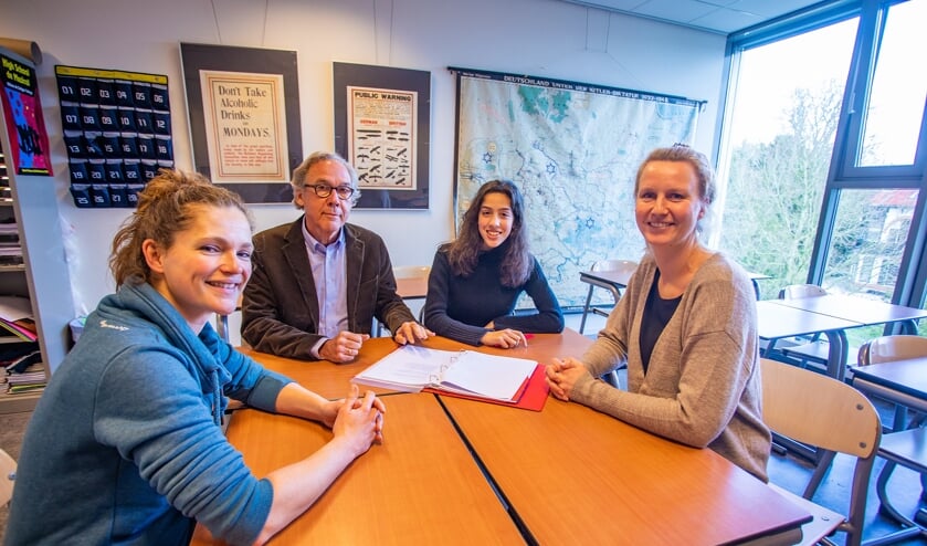Jada Russu (derde van links) met de rector en twee afdelingsleiders.