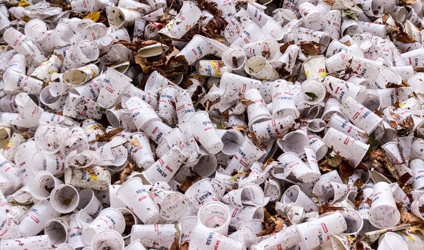 De gemeente gaat de plastic bekers vervangen.