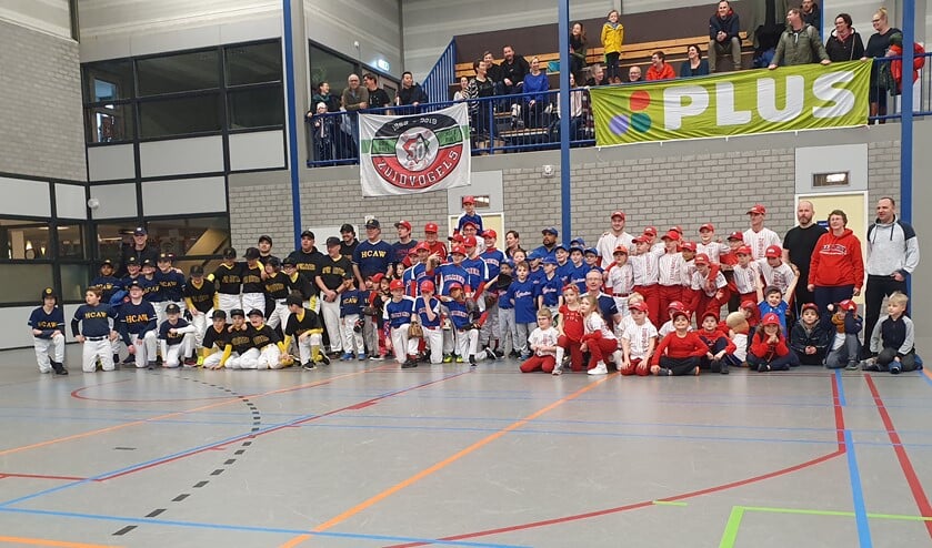 Een deel van de 140 kinderen deed mee aan het binnentoernooi.