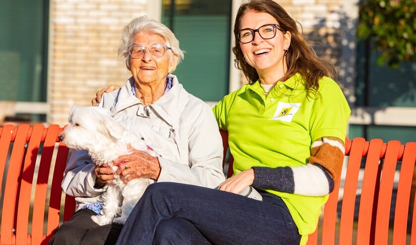 Mevrouw De Ronde is blij met dierenbuddy Karen Kessels die een paar keer per week hondje Debbie uitlaat.