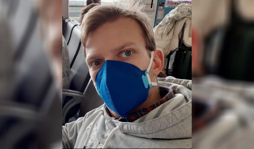 Henk Schotsman vanmorgen op het vliegveld van Wuhan in afwachting van zijn vlucht.