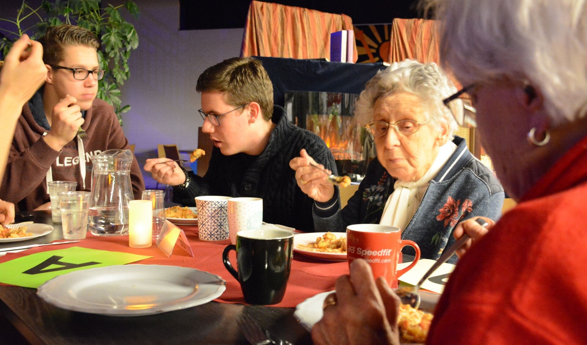 Met opa, oma of een oudere buur zaten de leerlingen aan tafel bij de literaire stamppotavond.