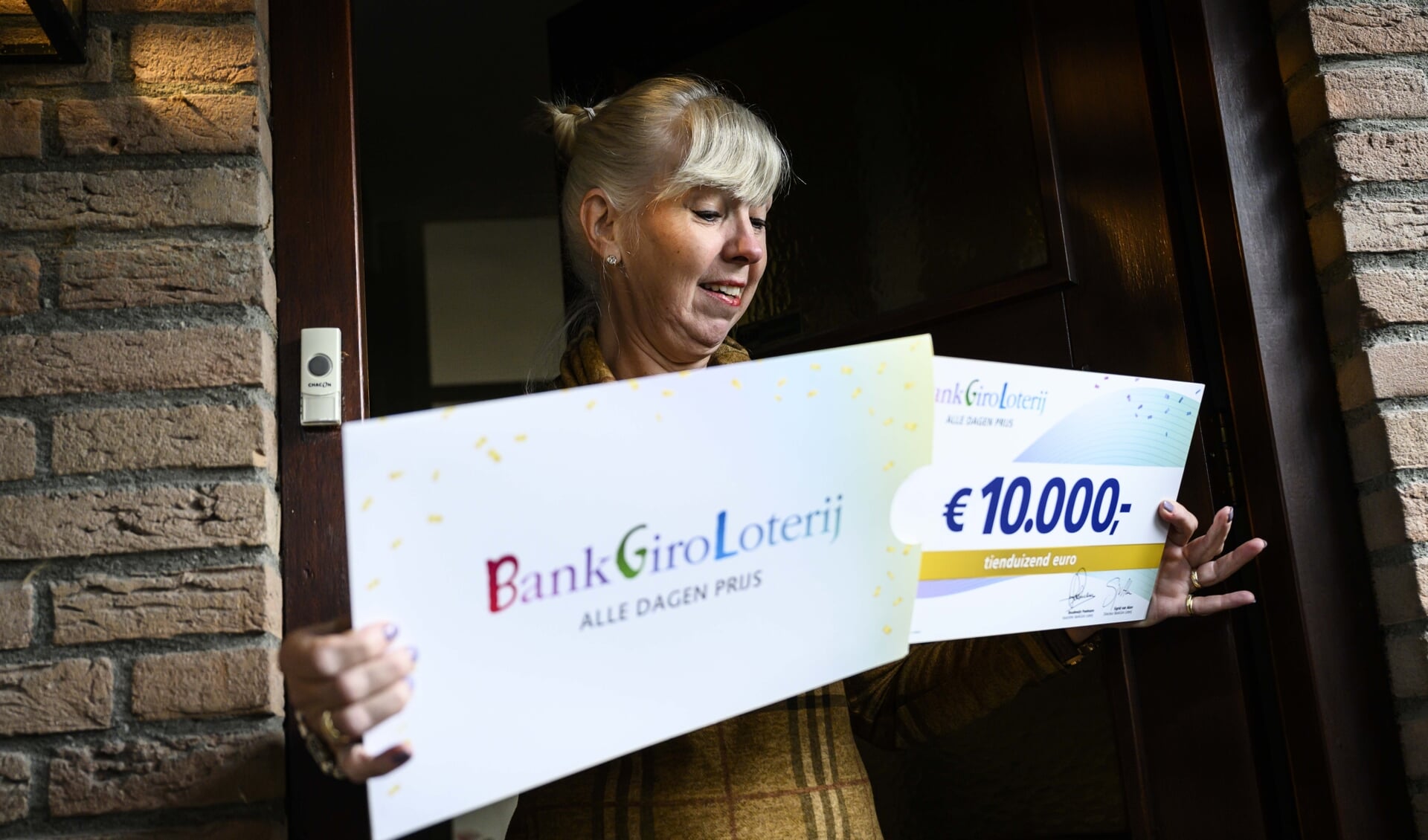 Ineke wordt verrast met 10.000 euro.