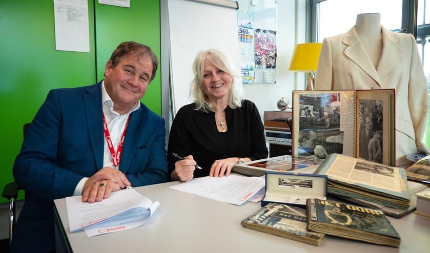 Eppo van Nispen tot Sevenaer en Marieke Timp ondertekenen overdracht persoonlijk werkarchief Mies Bouwman en Leen Timp.