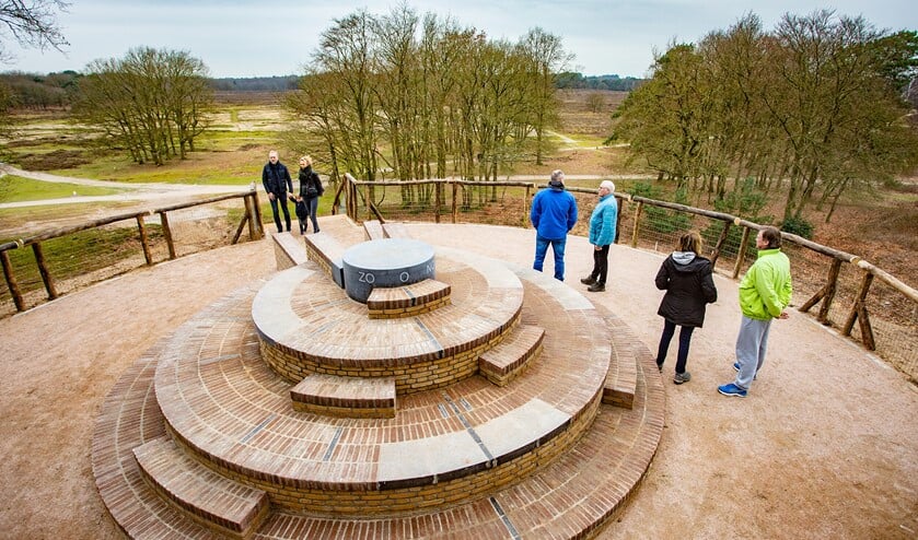 De vernieuwde Tafelberg waar de oude, houten bankjes hebben plaatsgemaakt voor een geheel nieuw oriëntatieplateau.