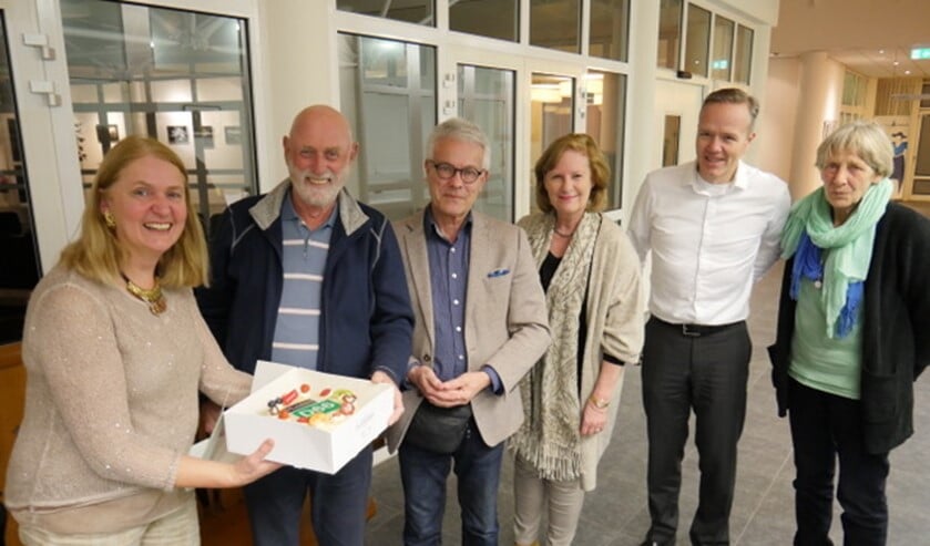 Fractievoorzitter Karin van Werven overhandigt de taart aan Nol van Bennekom en Frans Bianchi.