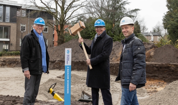 Directeur-bestuurder Maarten van Gessel (midden) bij de start van de bouw van vier sociale huurwoningen in Laren.