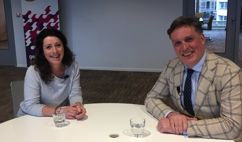 Yvette de Vries in gesprek met wethouder Eijbersen.