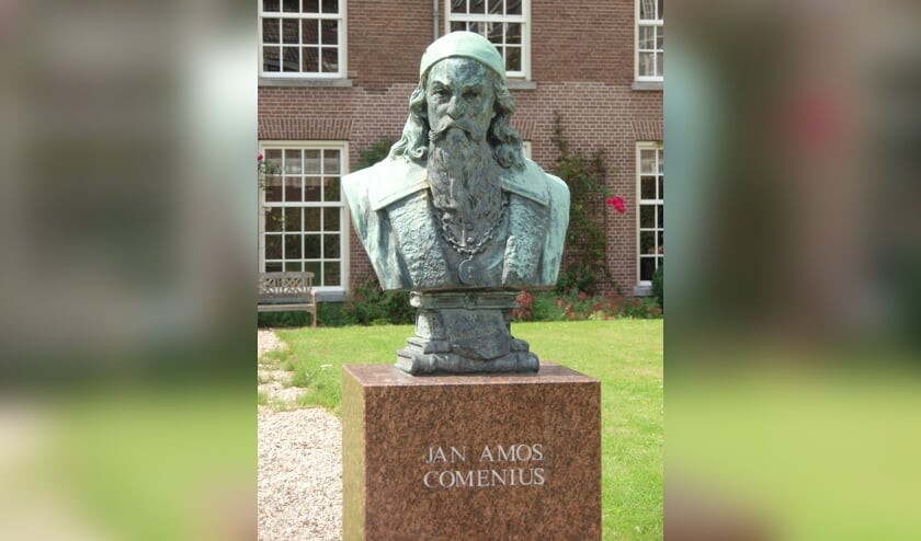 <p>Beeld van Comenius in tuin achter het museum.</p>