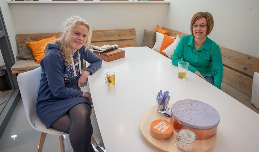Lisette Otto (l) van Buurten met Buren en Jolanda Westrum van Vrijwilligerscentrale Huizen.