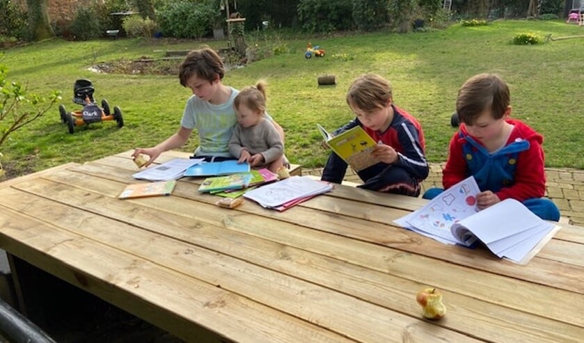 Geen coronavakantie voor de schoolkinderen; ze moeten gewoon thuis aan het werk.