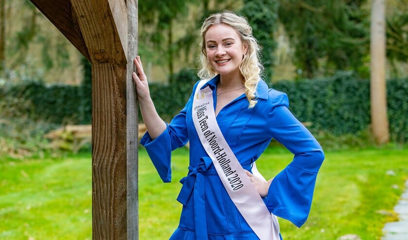 Kim met haar finalistensjerp voor Miss Teen Noord-Holland.