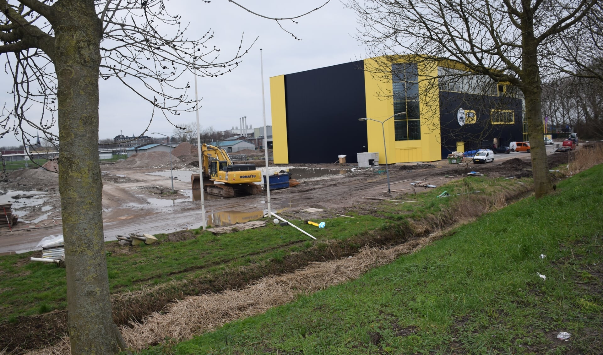 Op de plek waar de kraan staat stonden voorheen kantoren van Boehringer Ingelheim. Nu komt hier een datacenter.