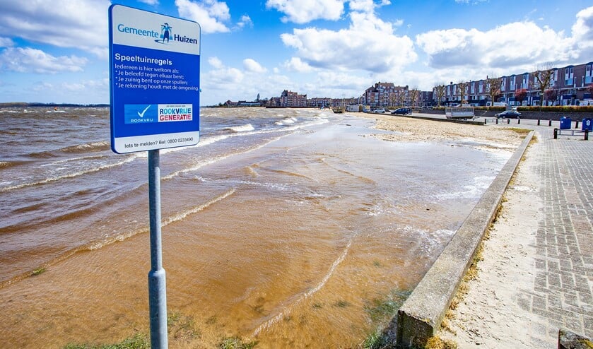 De wind blaast het water nu eens richting Huizen, waardoor het strand verdwenen is.
