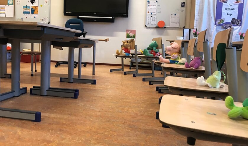 Een lege klas, maar wel thuisonderwijs bij de Beatrixschool.