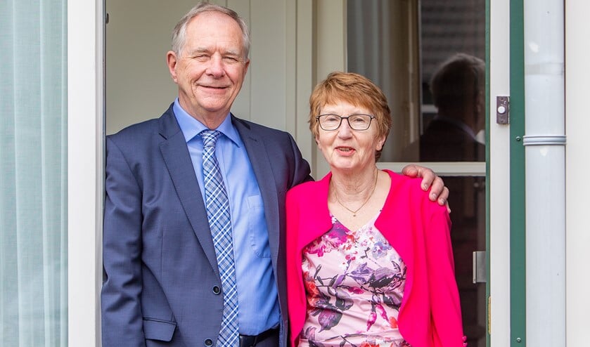 Hotty en Kees Siegmann poseren op gepaste afstand van de fotograaf in verband met het coronavirus.