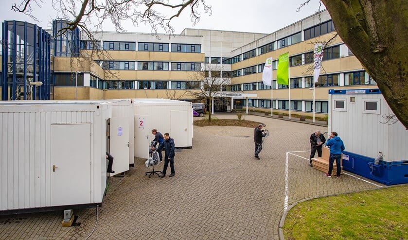 Terwijl bij Tergooi Blaricum een Centraal Corona Centrum wordt neergezet, blijven niet-zieken er massaal op uit trekken. Wat een contrast.