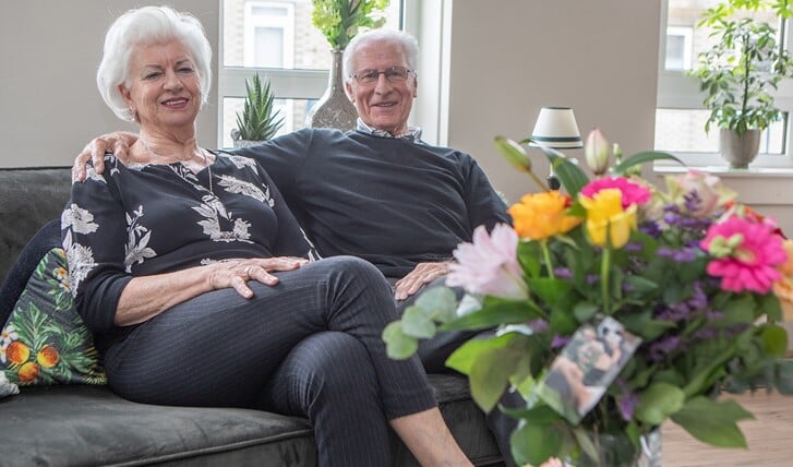 Caty en Henk met de bos bloemen die ze van de gemeente hebben gekregen voor hun 60-jarig huwelijk.