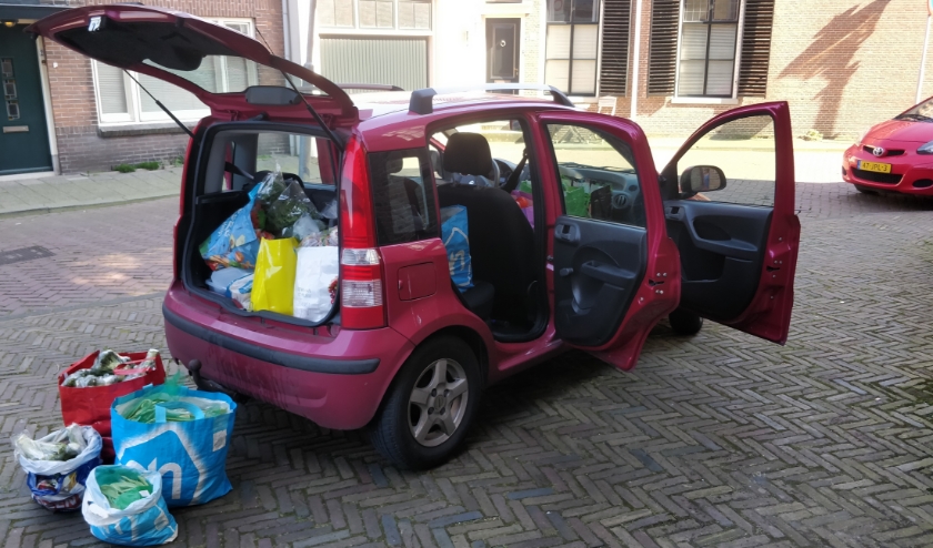 Een auto vol groenten en fruit, het resultaat van een snelle inzamelingsactie.