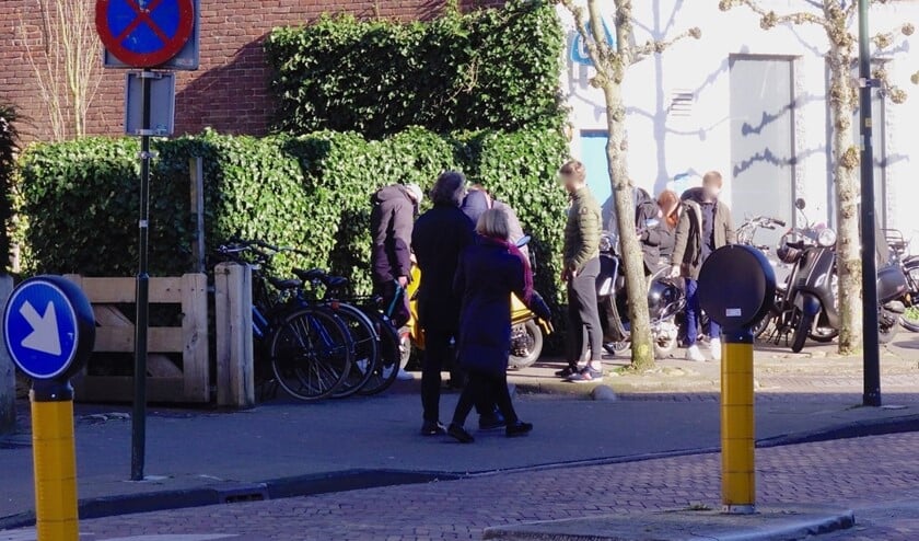 Jongeren lappen de regels in verband met COVID-19 aan hun laars.
