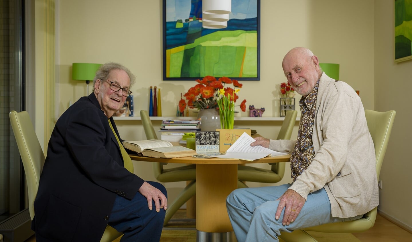 Skip Voogd (links) en Nol van Bennekom met het manuscript
van Theo Uden Masman in de hand.