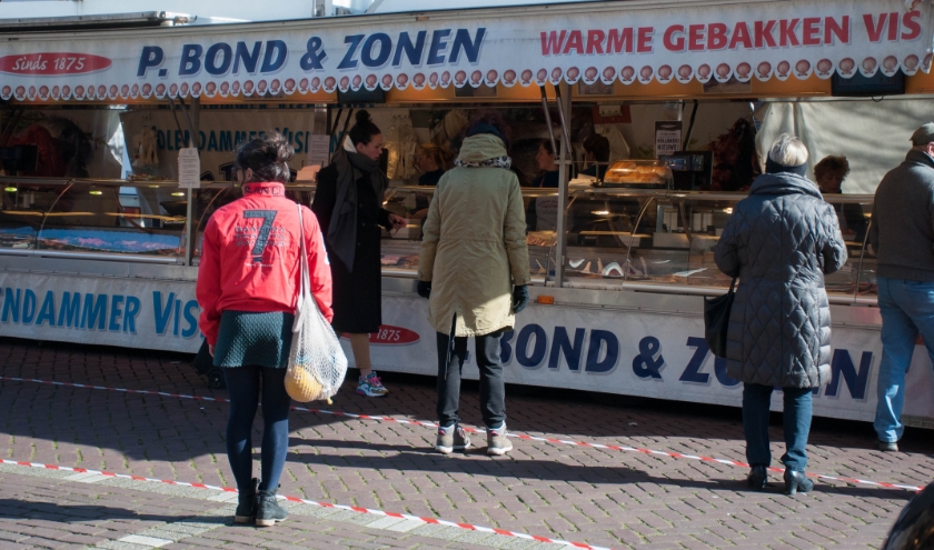Alleen nog kramen met voedingswaren op de markt.