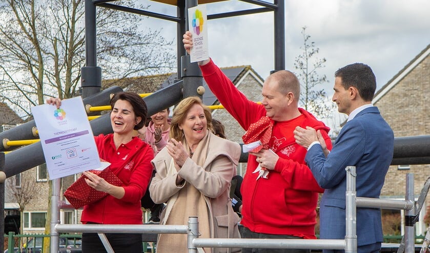 Trots tonen de duo-directeuren het certificaat 'Gezonde School' dat ze van wethouders Verbeek en Hoelscher hebben gekregen.