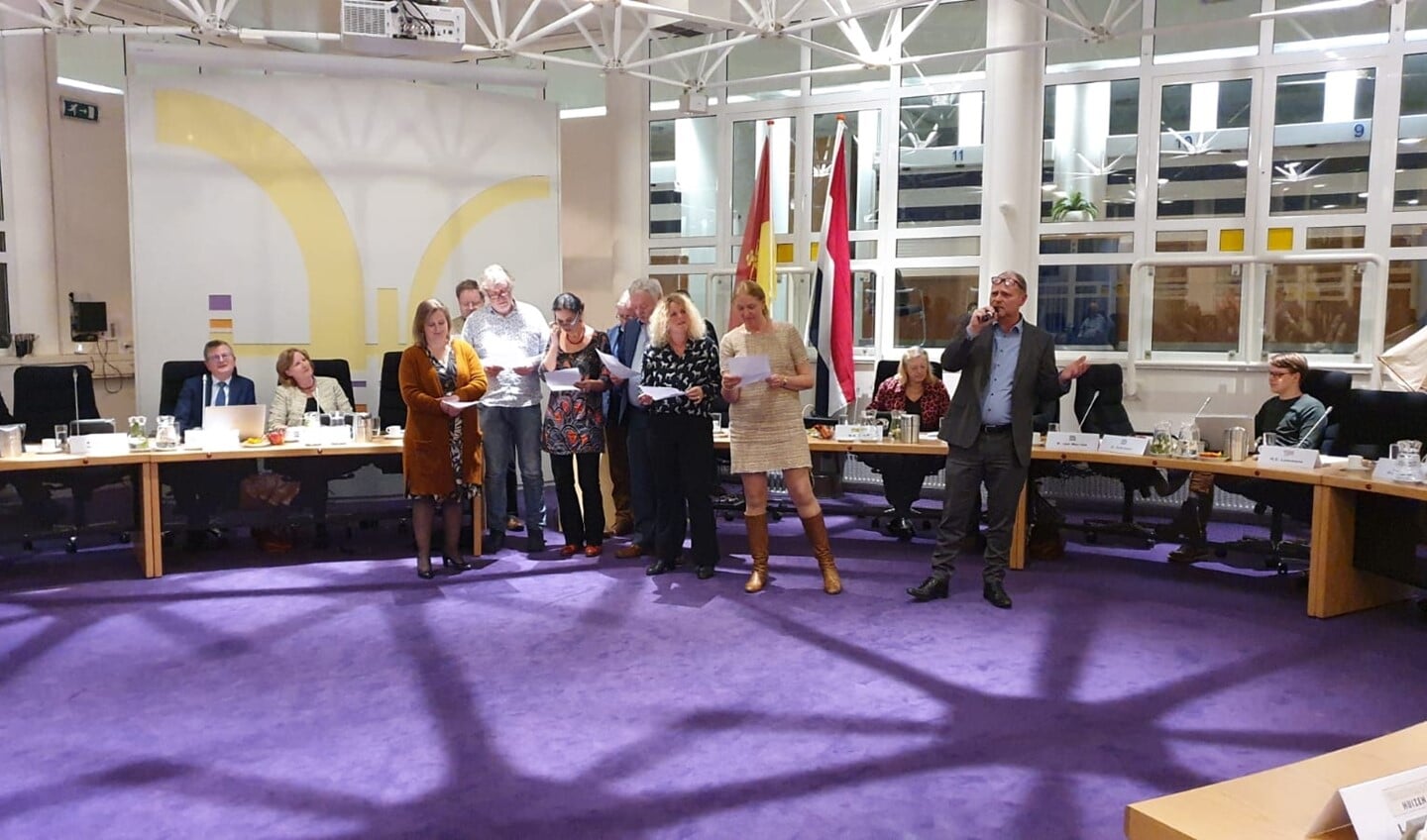 Bij hoge uitzondering een muzikaal optreden tijdens een raadsvergadering van de raadswerkgroep cultuur.
