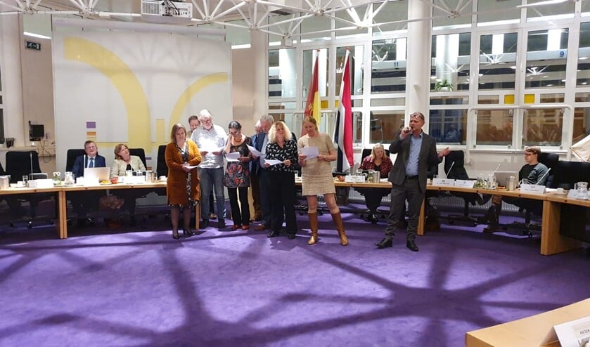 Bij hoge uitzondering een muzikaal optreden tijdens een raadsvergadering van de raadswerkgroep cultuur.