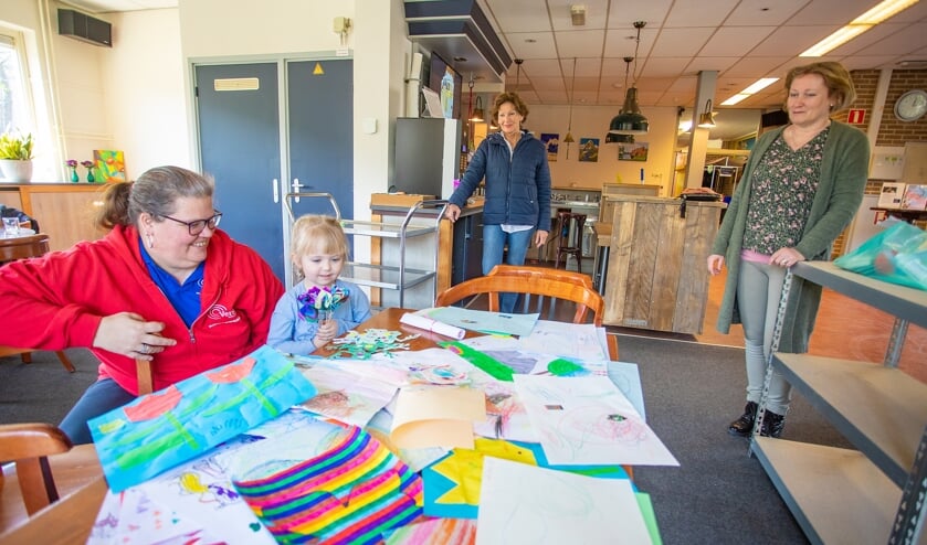 Links Saskia Testerink (medewerker kinderwerk Versa Welzijn) en haar oppas kind Ivy.