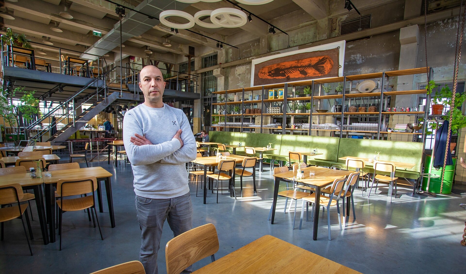 Tarek in zijn uitgestorven restaurant, na de sluiting om verspreiding van het coronavirus tegen te gaan.