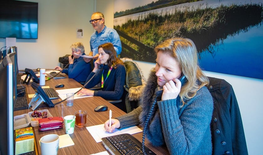 De hele dag wordt er gebeld met vragen.