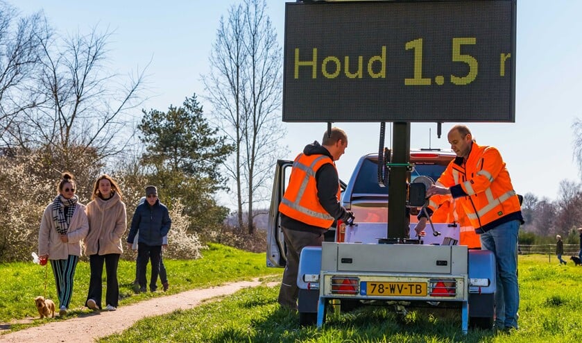 Met de nieuwe maatregelen wil het kabinet contacten beperken. Bijvoorbeeld niet met zijn allen massaal in de natuur gaan wandelen.