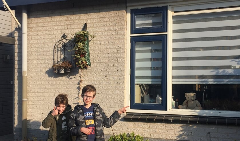Gevonden! Wie goed zoekt ziet achter de ramen knuffelberen staan.