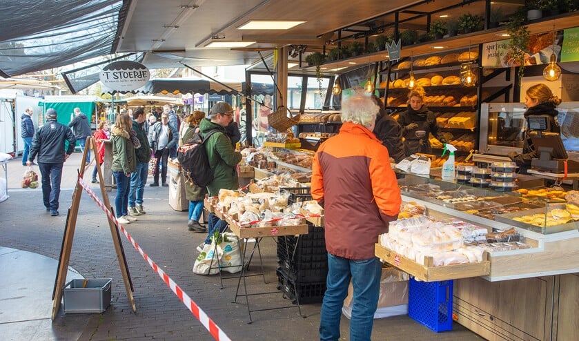 Onder andere linten helpen de mensen op 1,5 meter afstand te houden.