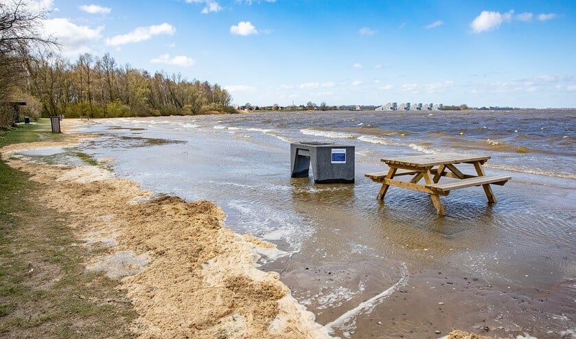 Een deel van het strand staat onder water.