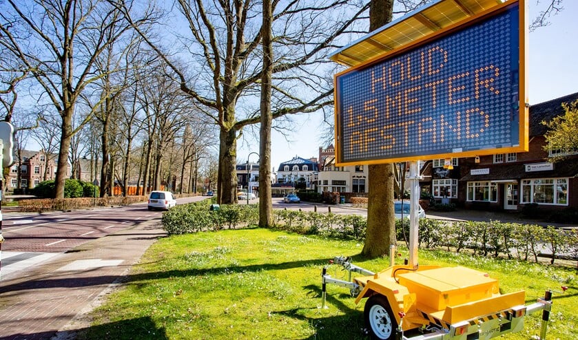 Met testkarren wordt in de gemeenten gewezen op de anderhalve meter afstand die we tot elkaar moeten houden.