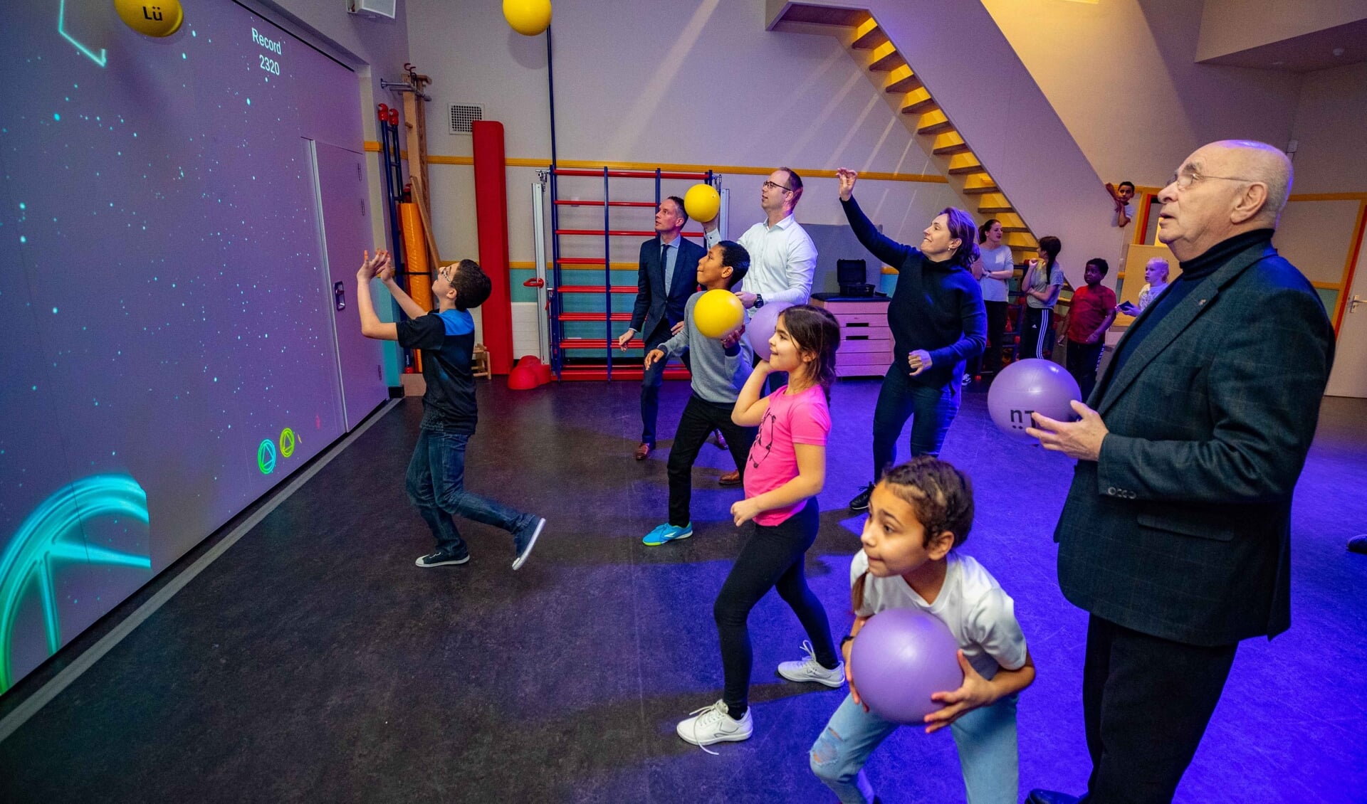 Michael van Praag gooide samen met de leerlingen de ballen tegen het scherm aan. Foto: © Bastiaan Miché