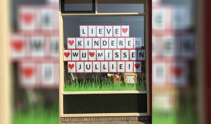 De leerkrachten missen de leerlingen en dat kunnen zij lezen in het raam van de school.