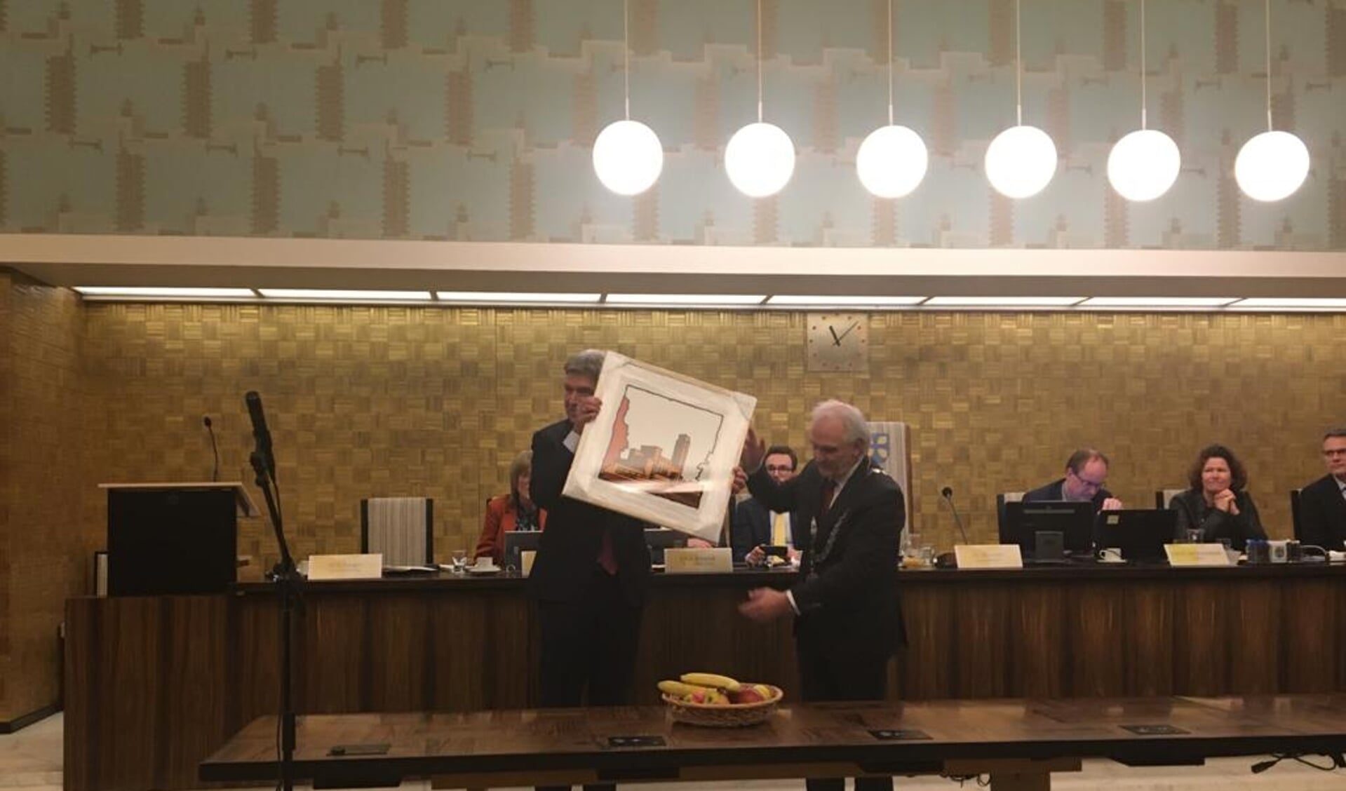 Wimar Jaeger kreeg bij zijn afscheid een schilderij van het raadhuis.