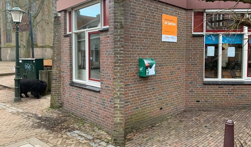 De AED is goed te zien.